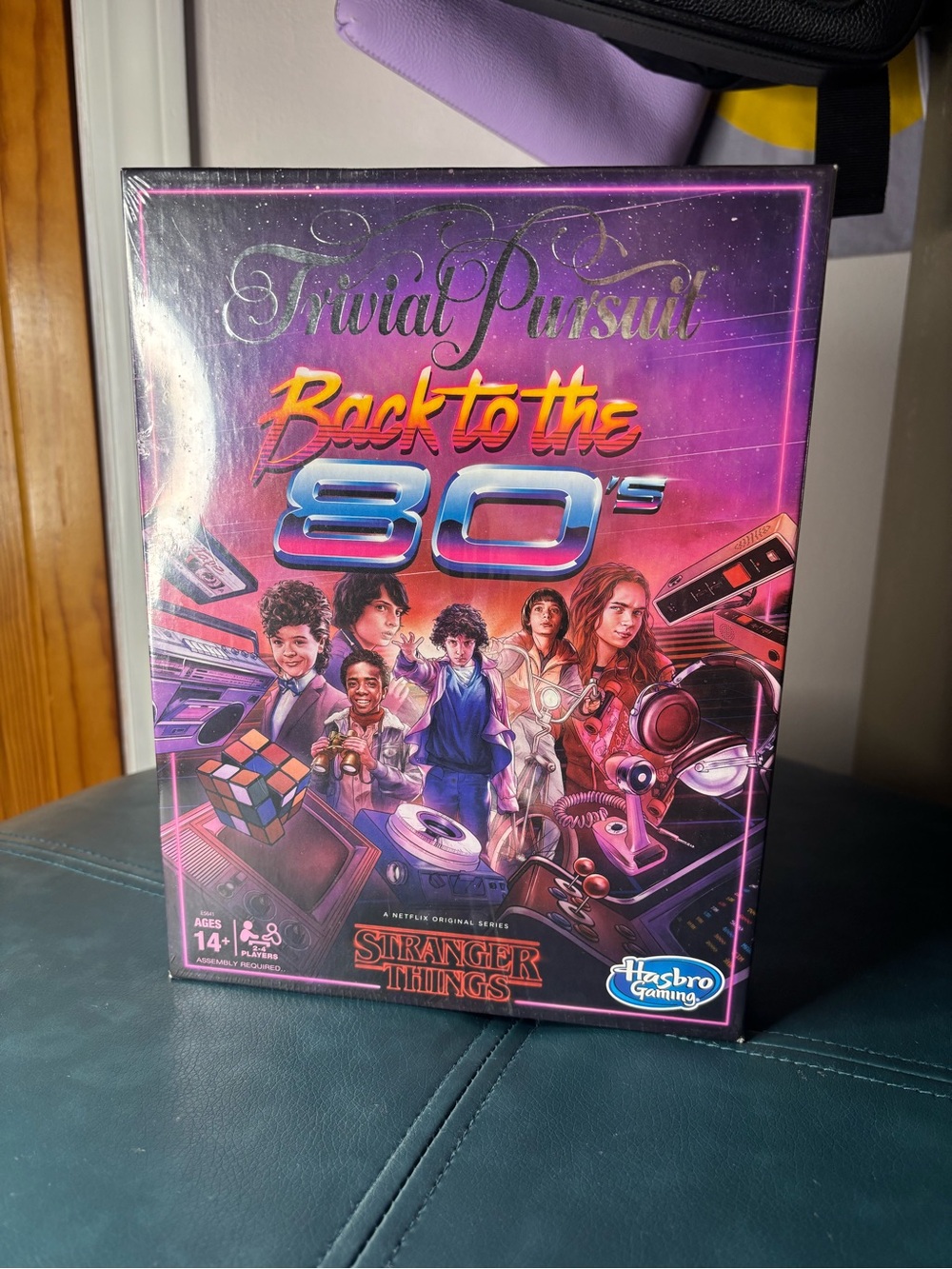 Hasbro Trivial Pursuit Back to the 80s Stranger Things - Purple & Pink Box Art